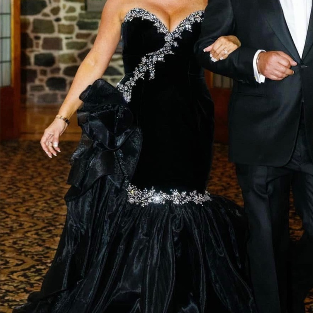 Elegant Black Beaded Mermaid Evening Dress